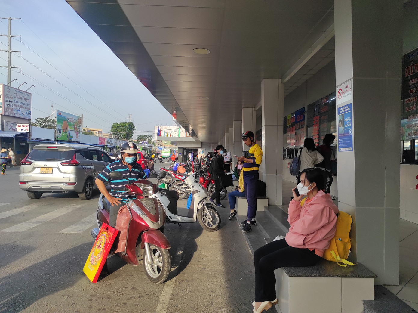 Đại diện Bến xe Miền Tây cho biết, ngày hôm qua (30/12) là cao điểm trong đợt nghỉ nên đã có hơn 34.600 khách với 1451 xe xuất bến, tăng 982% so với cùng thời điểm năm 2021 và tăng 137% so với năm 2020.