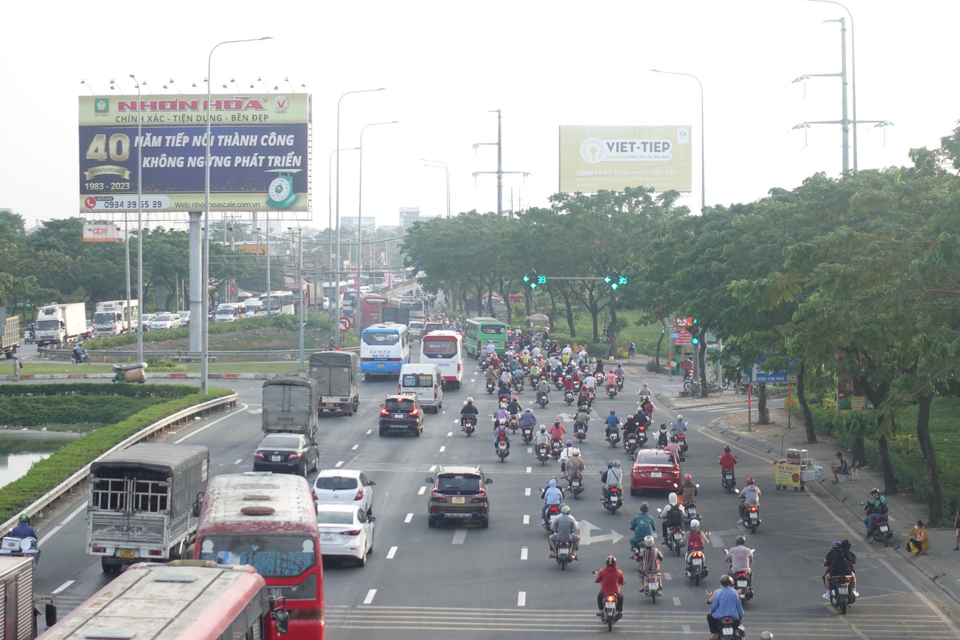 Trong khi đó, tại cửa ngõ phía tây thành phố, lượng phương tiện bắt đầu tăng cao từ 17h ngày 31/12.