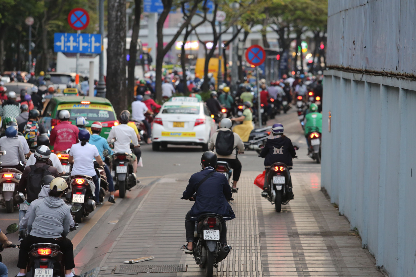 Các phương tiện xe máy phải di chuyển lên vỉa hè để tránh điểm ùn ứ.