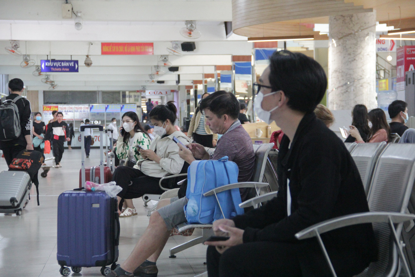 Trong ngày 30/12 bến xe có 182 xuất bến với gần 3.000 lượt khách. Ước tính ngày 31/12, lượng khách xuất bến khoảng 1.800 với 150 xe xuất bến.