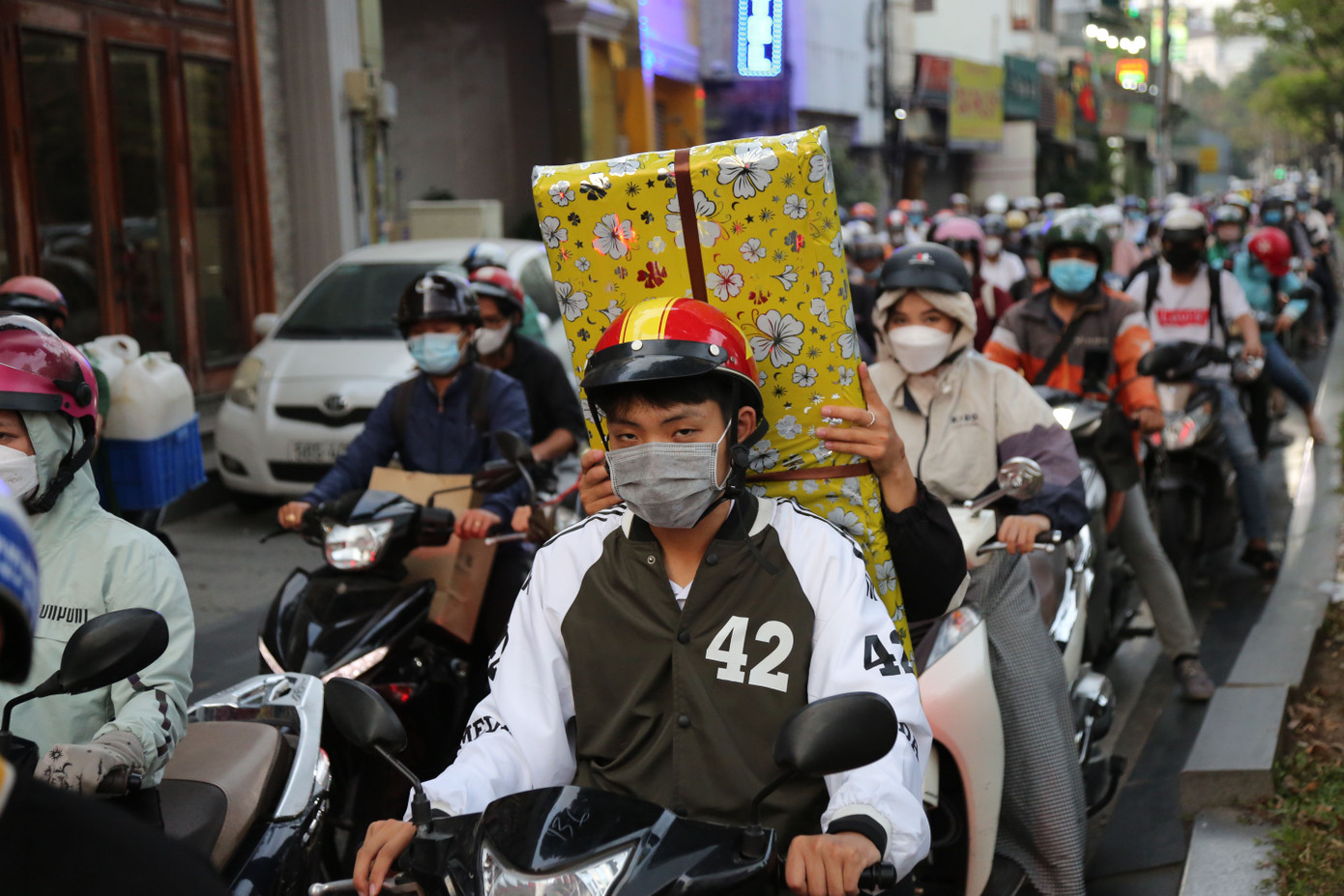 Cửa ngõ sân bay Tân Sơn Nhất 'căng thẳng' trong buổi chiều làm việc cuối năm.