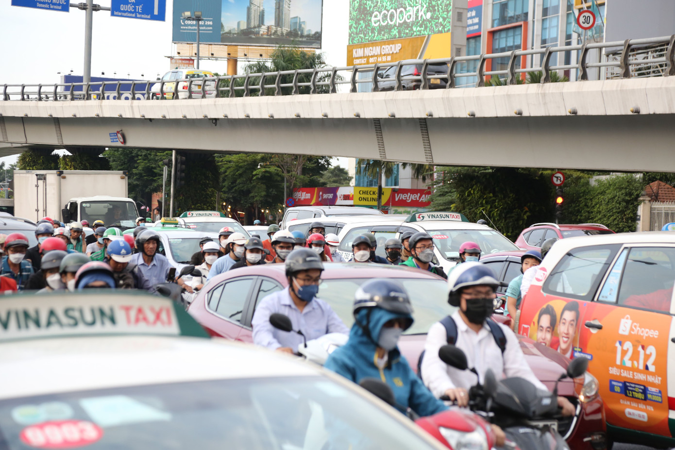 Dòng phương tiện chen chúc ở khu vực cầu vượt vào sân bay Tân Sơn Nhất.