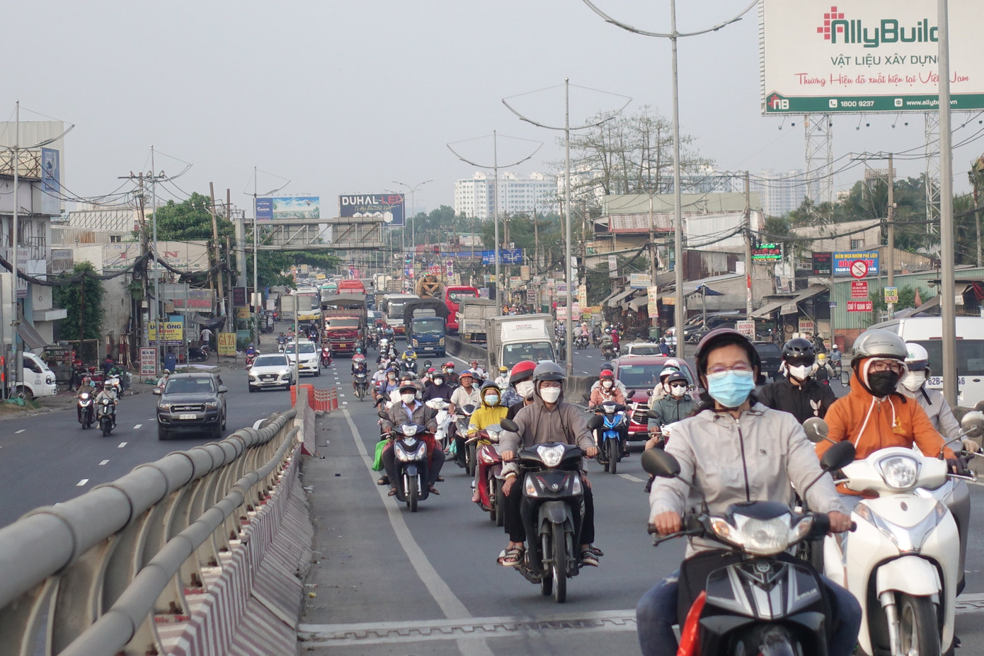 Đến gần 18h ngày 31/12, lưu lượng phương tiện qua cửa ngõ phía tây TPHCM tiếp tục tăng vọt. Lực lượng chức năng được huy động điều tiết giao thông ở các nút giao thông.