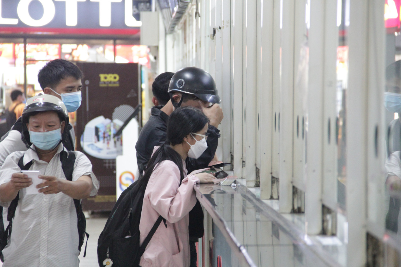 Trong khi đó, chiều tối 31/12, tại bến xe miền Đông cũ (quận Bình Thạnh), lượng khách ra vào cũng ít hơn so với ngày hôm qua.