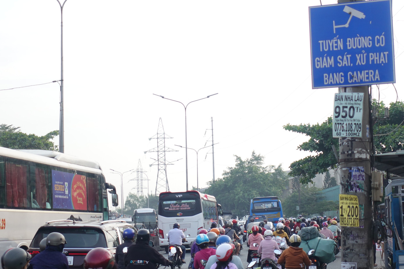 Giao thông trên quốc lộ 1 (hướng từ TPHCM đi các tỉnh thành miền Tây) đông đúc vào chiều 31/12.