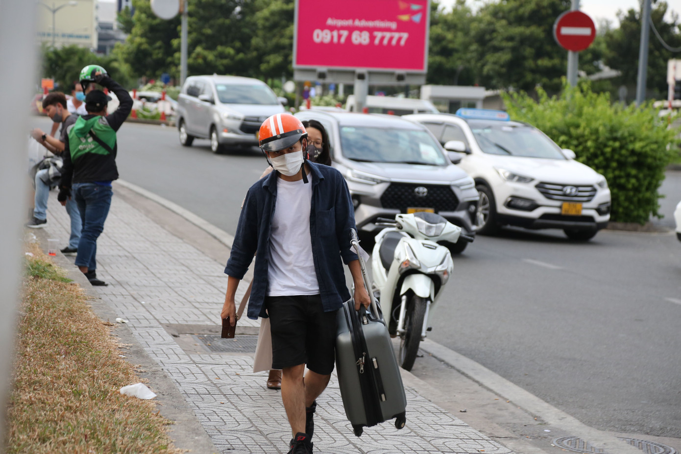Do ùn tắc và lo trễ giờ khởi hành, nhiều hành khách phải xuống xe đi bộ từ bên ngoài hơn 1km để vào sân bay.