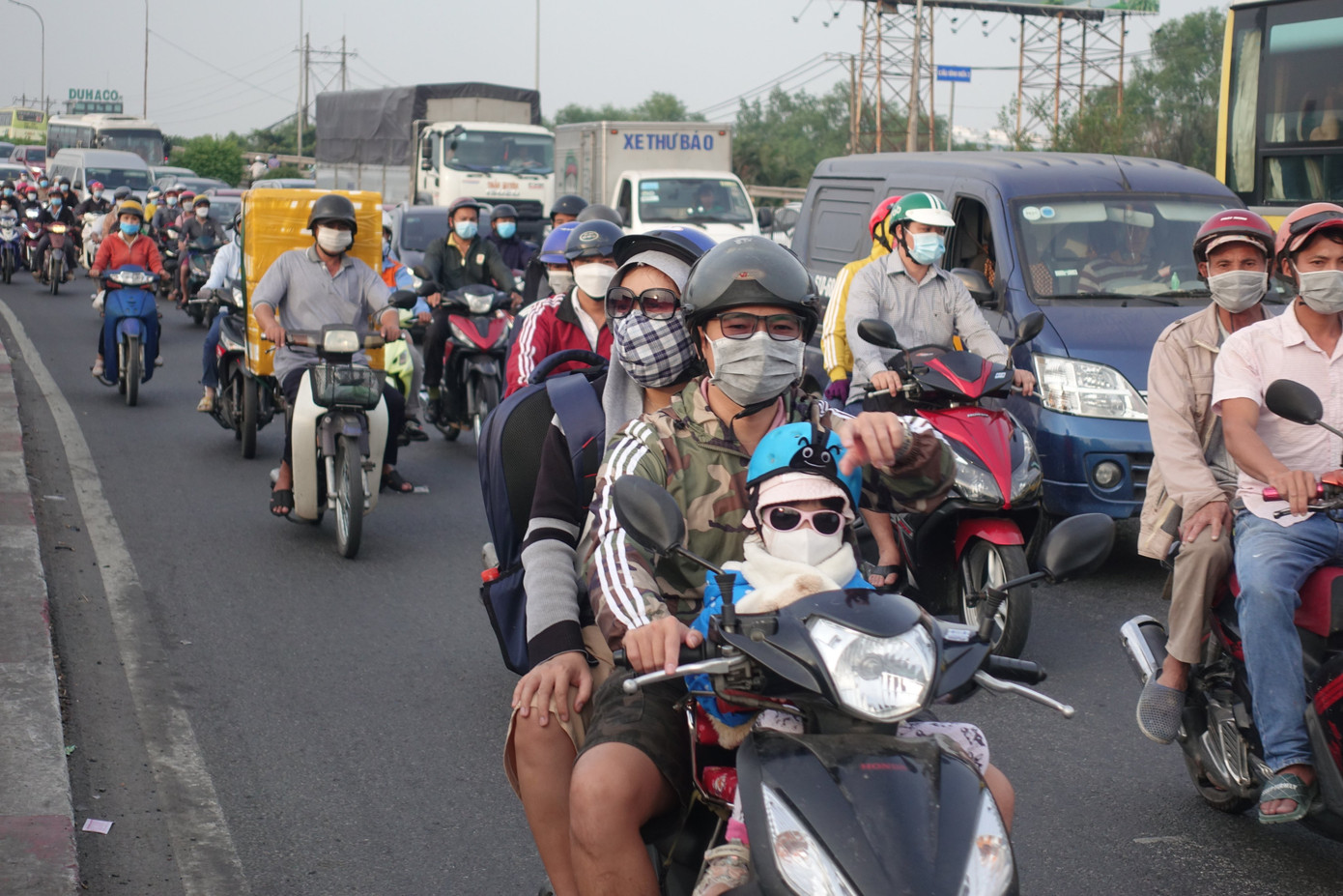 Nhiều trẻ theo cha mẹ về quê nghỉ Tết Dương lịch.