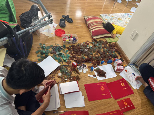 Số lượng lớn giấy tờ, bằng cấp giả bị lực lượng Công an thu giữ.