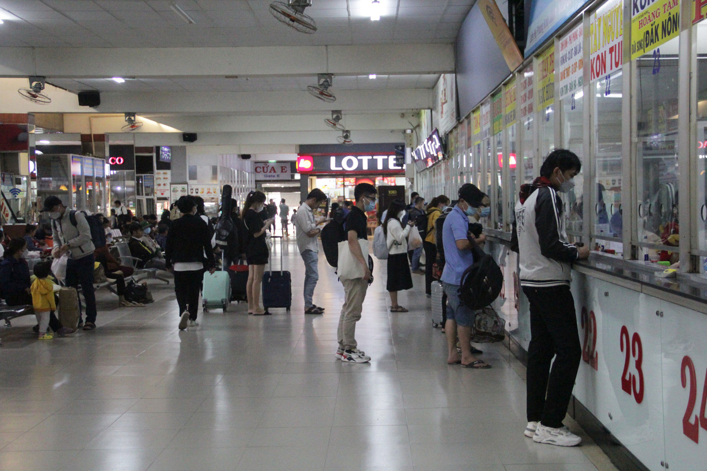 Theo ghi nhận của PV vào chiều tối 31/12, khu vực bến xe miền Đông (quận Bình Thạnh) và các tuyến đường lân cận, cửa ngõ phía đông thành phố đều khá thông thoáng.