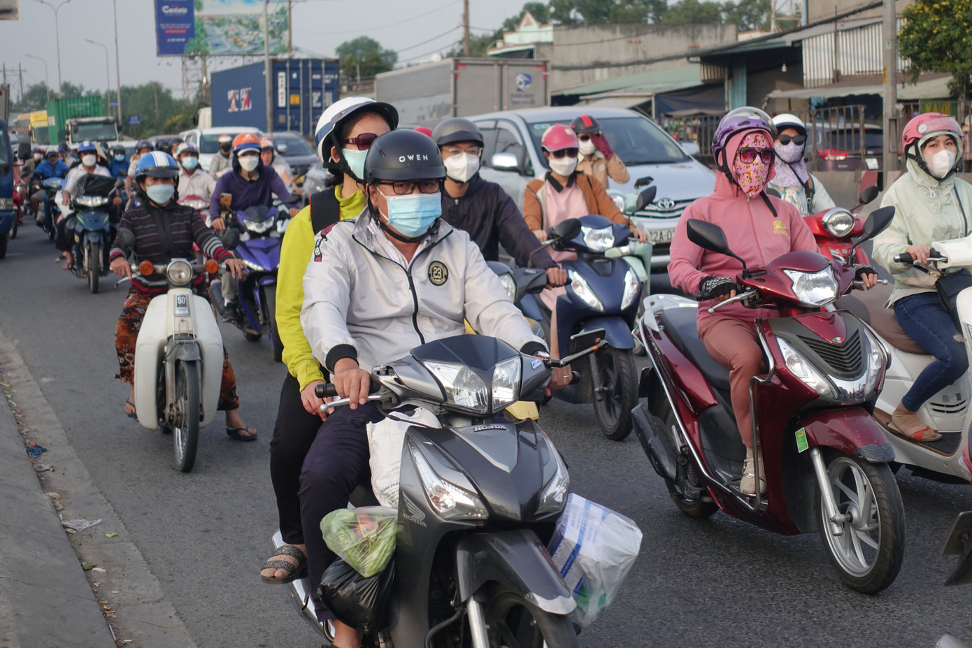 Lưu lượng phương tiện tăng cao khiến xe di chuyển chậm, một số khu vực nút giao thông xảy ra ùn ứ nhẹ vào một số thời điểm.