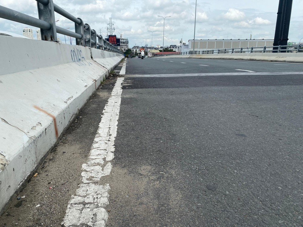 Dự kiến xe mô tô, xe máy sẽ được lưu thông qua cầu vượt Nguyễn Hữu Cảnh từ ngày 31/12 tới đây. Dự kiến xe mô tô, xe máy sẽ được lưu thông qua cầu vượt Nguyễn Hữu Cảnh từ ngày 31/12 tới đây.