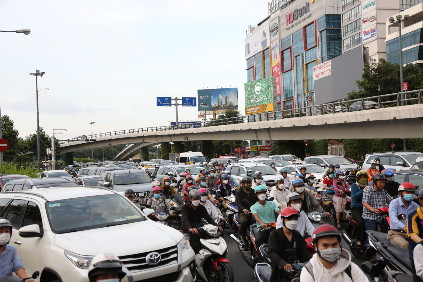 Chiều 30/12, một loạt tuyến đường ở khu vực xung quanh sân bay Tân Sơn Nhất như: Trường Sơn, Bạch Đằng, Trần Quốc Hoàn, Phan Đình Giót, Hoàng Văn Thụ, Cộng Hòa (quận Tân Bình) đều xảy ra ùn ứ.