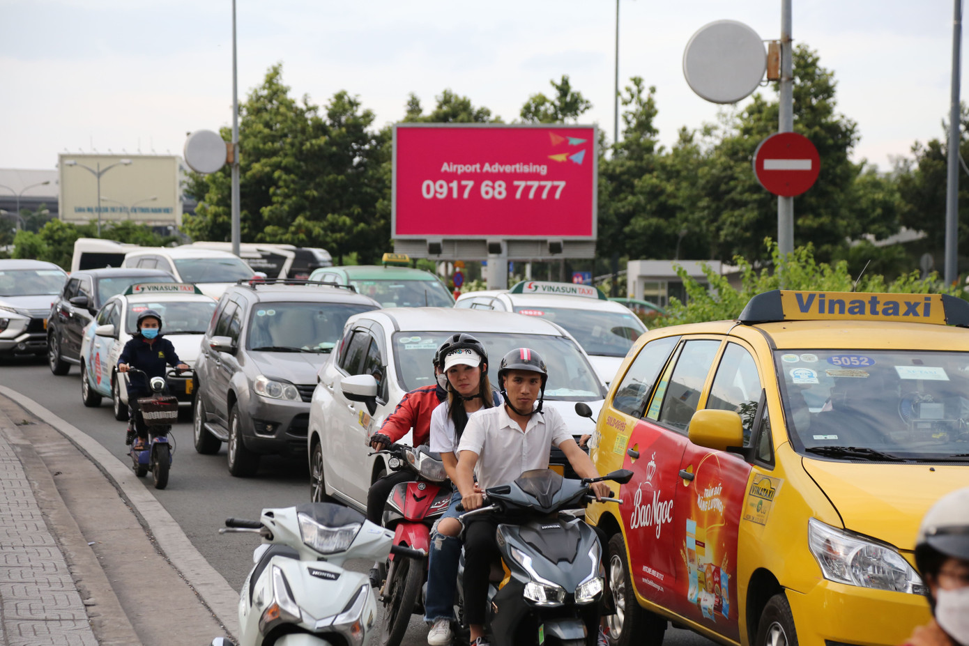 Dòng phương tiện xếp hàng vào sân bay Tân Sơn Nhất.