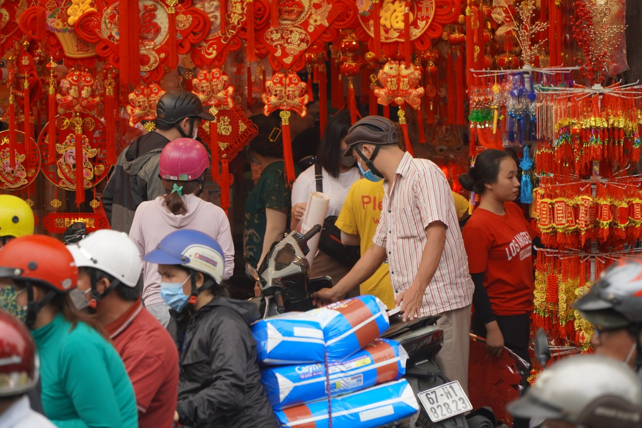 Cả khu vực ngập tràn đủ màu sắc của các sản phẩm trang trí phục vụ Tết.