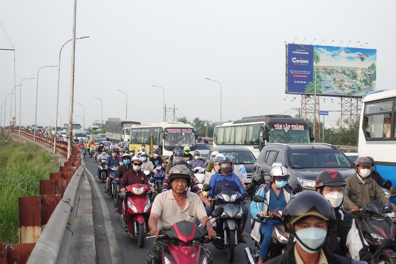 Dòng phương tiện trên quốc lộ 1 (đoạn qua cầu Bình Điền 1, huyện Bình Chánh).