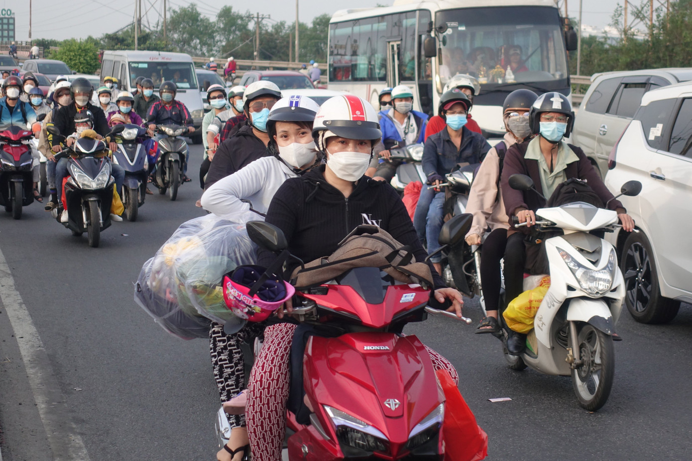 Người dân lỉnh khỉnh đồ đạc rời TPHCM về quê.