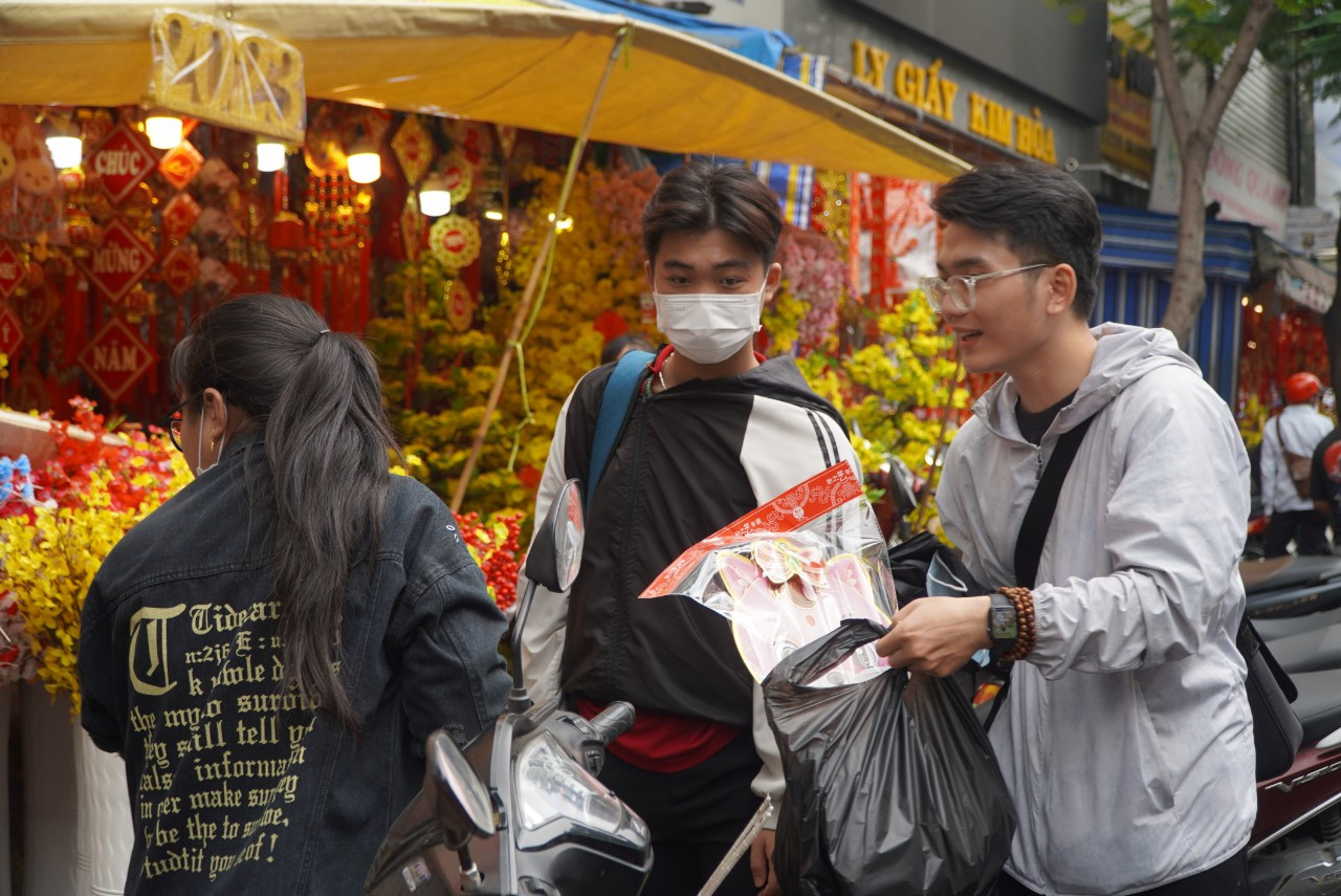 Không khí rộn ràng từ ngoài đường...