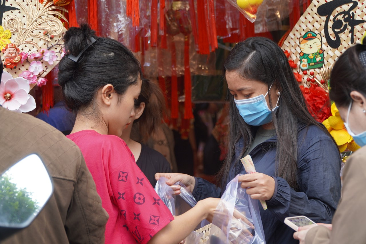 Nhiều người dân cho biết, họ mua sắm đồ trang trí vừa để đón Tết Dương lịch 2023 và cũng để đón chào Tết Nguyên đán sắp đến sau khoảng 3 tuần nữa.