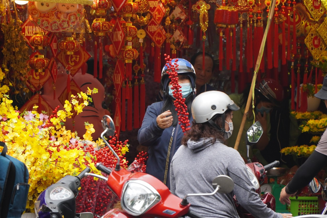 “Năm nay do khoảng cách giữa Tết Dương và Tết âm lịch gần nhau nên người dân đến mua sắm khá sớm, lượng khách đến mua hàng đang tăng lên nhiều trong gần một tuần nay”- Chị Hà - tiểu thương kinh doanh trên đường Hải Thượng Lãn Ông chia sẻ.