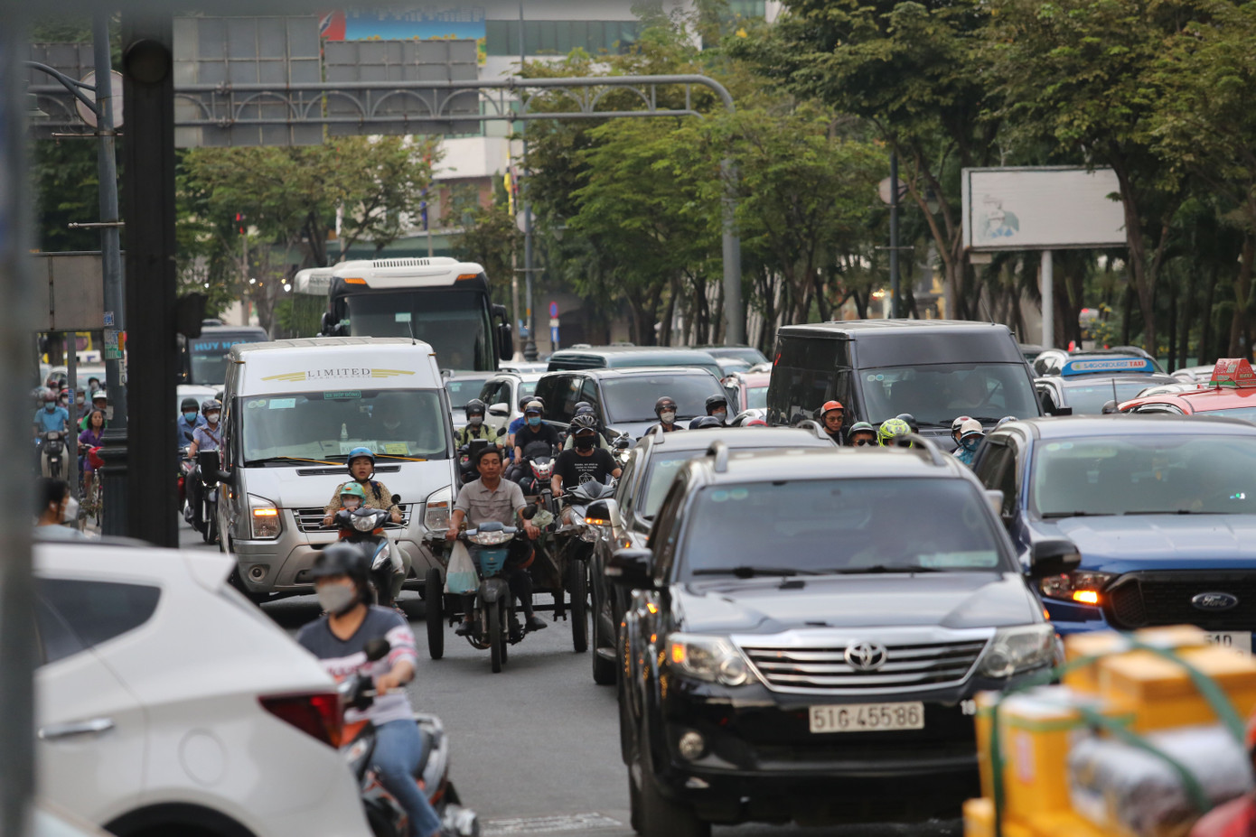 Khu vực đường Trần Quốc Hoàn có rất đông phương tiện di chuyển.