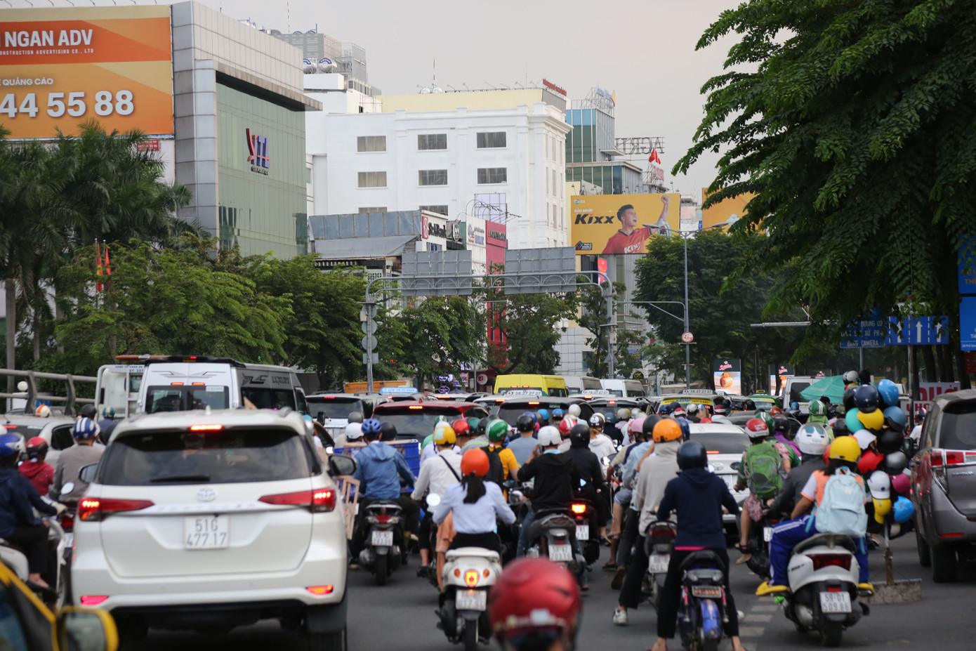 Lưu lượng phương tiện tăng vọt trong buổi chiều làm việc cuối năm.