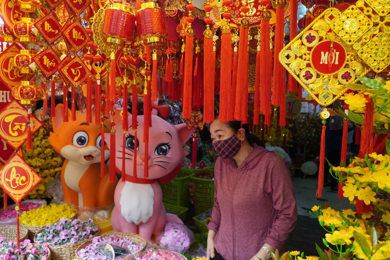 Những sản phẩm trang trí Tết như hình con giáp của năm mới, câu đối, bánh, lồng đèn… được bày bán với nhiều mẫu mã, đa dạng về hình dáng, kích cỡ và giá cả.
