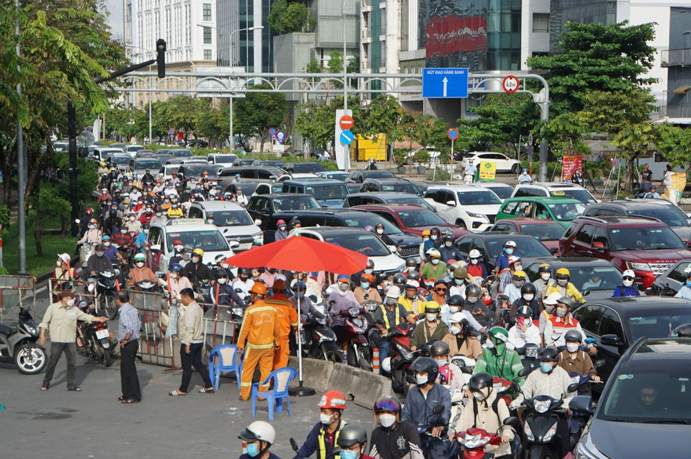 Từ khi cấm xe lưu thông lên cầu vượt Nguyễn Hữu Cảnh để thực hiện thi công khắc phục sự cố, giao thông khu vực cửa ngõ phía đông vào TP HCM thường xuyên ùn tắc trong giờ cao điểm. Từ khi cấm xe lưu thông lên cầu vượt Nguyễn Hữu Cảnh để thực hiện thi công khắc phục sự cố, giao thông khu vực cửa ngõ phía đông vào TP HCM thường xuyên ùn tắc trong giờ cao điểm.