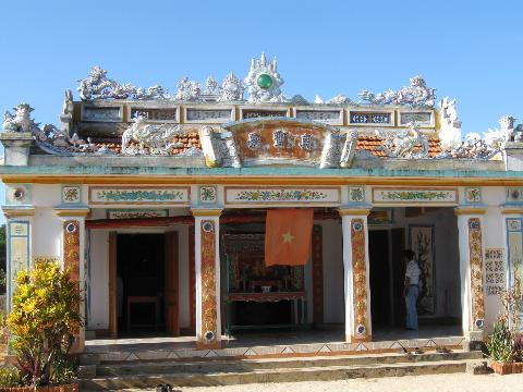 Lăng Tân, nơi dân Lý Sơn thờ bộ xương của Ngài “Đồng Đình Đại Vương”. Lăng Tân, nơi dân Lý Sơn thờ bộ xương của Ngài “Đồng Đình Đại Vương”