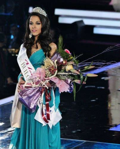 Người đẹp Ina Ivailova Mancheva bị tước vương miện vì BTC phát hiện có gian lận trong bình chọn qua mạng. Người đẹp Ina Ivailova Mancheva bị tước vương miện vì BTC phát hiện có gian lận trong bình chọn qua mạng