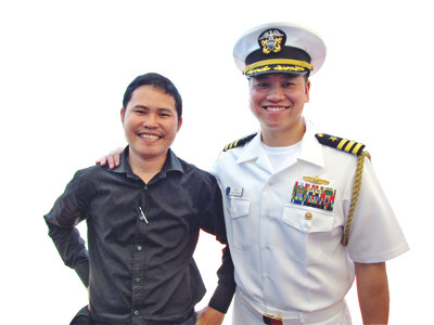 PV Tiền Phong và trung tá Lê Bá Hùng vào tháng 4/2012 ở cảng Tiên Sa. ảnh: Nam Cường