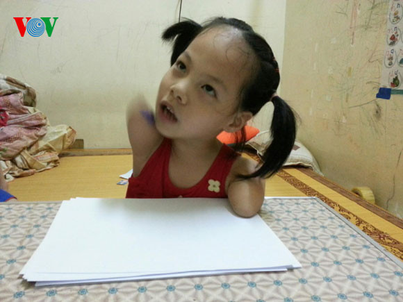 Mấy ngày qua Linh Chi luôn chờ xem những chương trình giới về Nick Vujicic, rồi miệt mài vẽ hình “thần tượng”