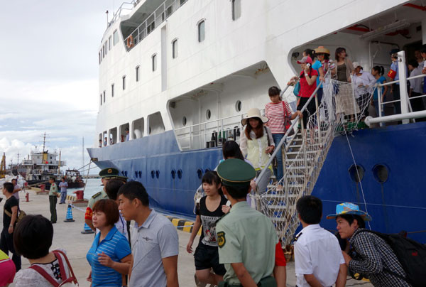 Du khách Trung Quốc du lịch trái phép tới cái gọi là "thành phố Tam Sa". Ảnh: China Daily Du khách Trung Quốc du lịch trái phép tới cái gọi là
