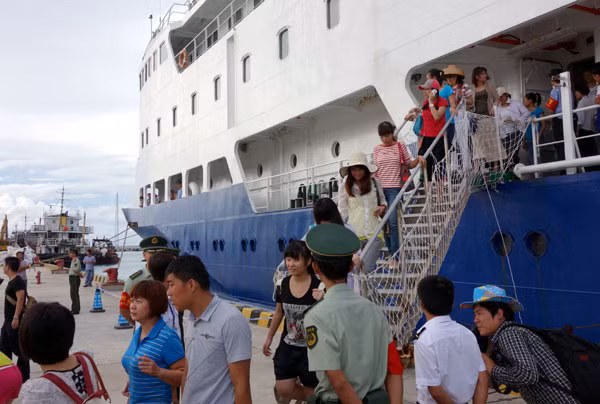 Du khách Trung Quốc du lịch trái phép tới cái gọi là 