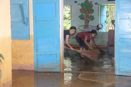 Thầy cô, trường tiểu học Nghĩa Chánh dọn vệ sinh sau khi lũ rút. Thầy cô, trường tiểu học Nghĩa Chánh dọn vệ sinh sau khi lũ rút