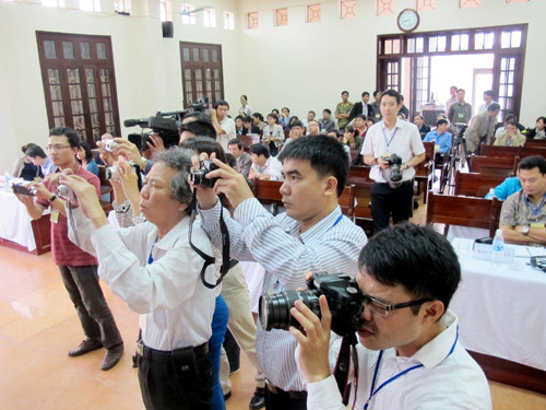 Các phóng viên tác nghiệp tại tòa