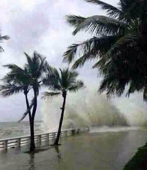 Sóng lớn đánh vào bờ khi Haiyan đổ bộ. Ảnh: hinews.cn