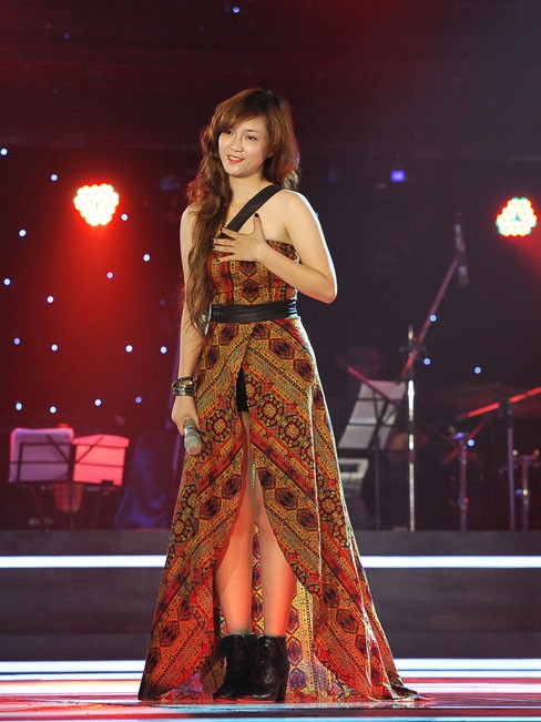 Đinh hương với phong cách ăn mặc rất cá tính. Đinh hương với phong cách ăn mặc rất cá tính