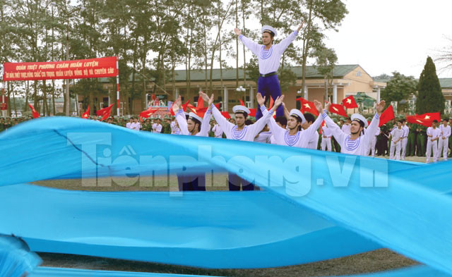 Hình ảnh các chiến sĩ Hải quân và các dải lụa tượng trưng cho làn sóng biển xanh mướt