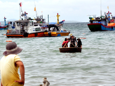 Tàu chứa "kho cổ vật 500 năm" bị đắm ở gần bờ vùng biển Bình Châu. Ảnh: Trí Tín. Tàu chứa