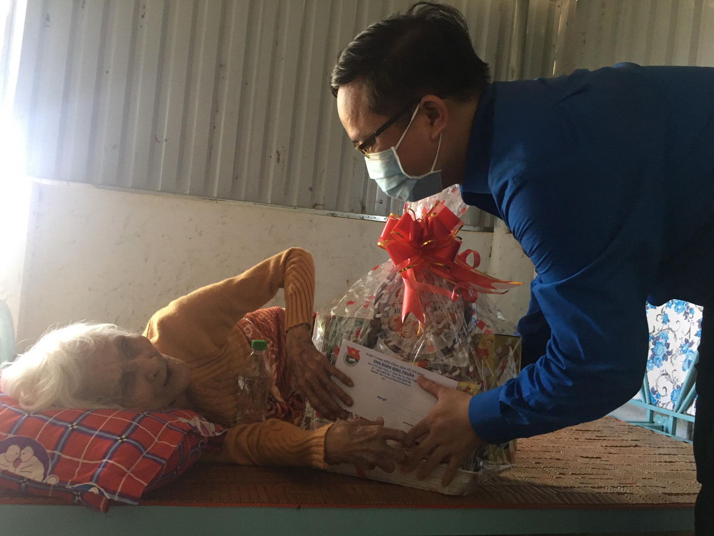 Anh Nguyễn Quốc Huy, Phó Bí thư Tỉnh Đoàn Bình Thuận trao tặng quà cho gia đình chính sách và người dân có hoàn cảnh khó khăn