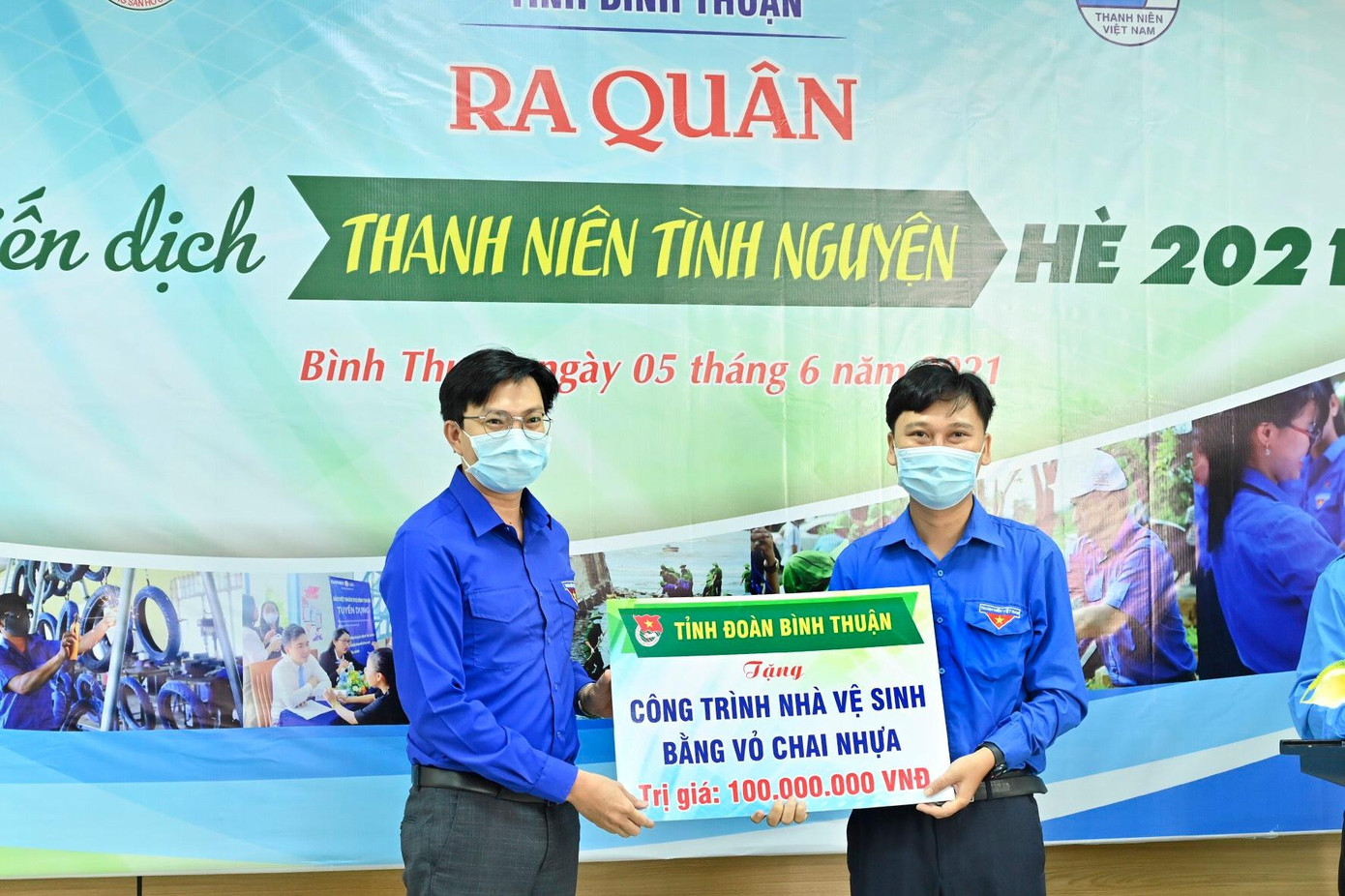 Tặng công trình nhà vệ sinh bằng vỏ chai nhựa trị giá 100 triệu dồngd