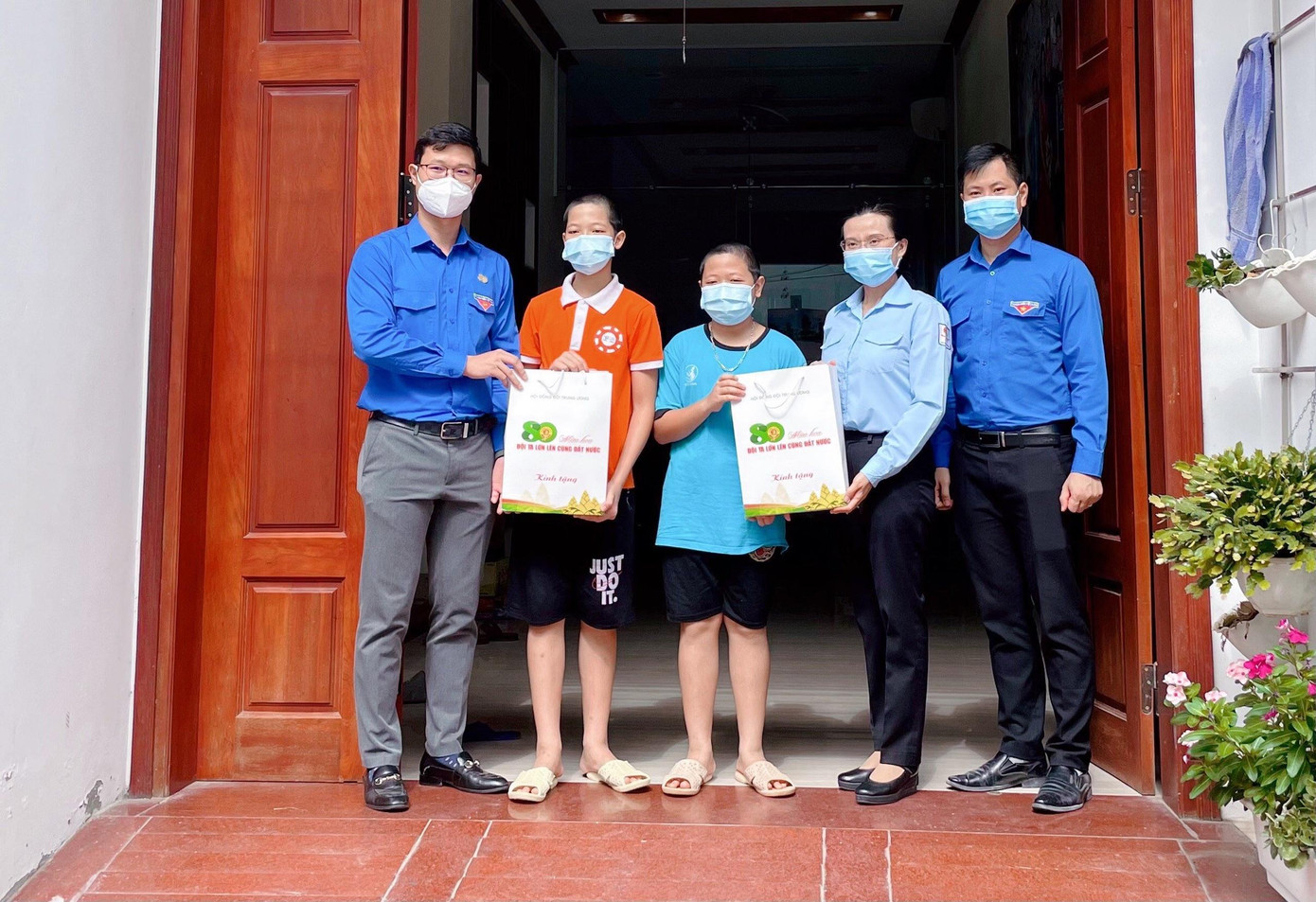 Tặng quà cho thiếu nhi là con em chiến sỹ, lực lượng vũ trang, y bác sĩ trên tuyến đầu chống dịch; thiếu nhi là con em thanh niên công nhân bị ảnh hưởng bởi dịch bệnh COVID-19.