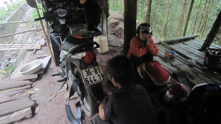 Đội phượt của Vũ Trang bị hỏng xe trong lần phượt đêm tại Bắc Hà (Lào Cai). (Ảnh: Linh Nguyễn)