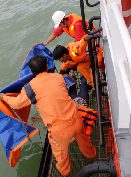 Thi thể của 3 nạn nhân trong vụ lật tàu đã được tìm thấy. Thi thể của 3 nạn nhân trong vụ lật tàu đã được tìm thấy