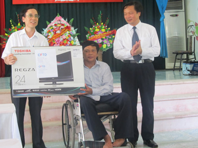 Đại diện Công ty CFTD tặng quà cho các thương, bệnh binh