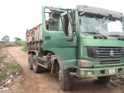 Xe tải bị đập phá
