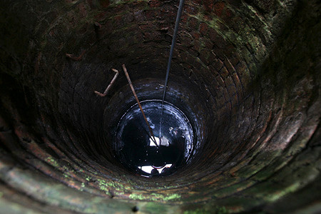 Nay nước đã chuyển sang màu đen bùn và có mùi, không ai sử dụng