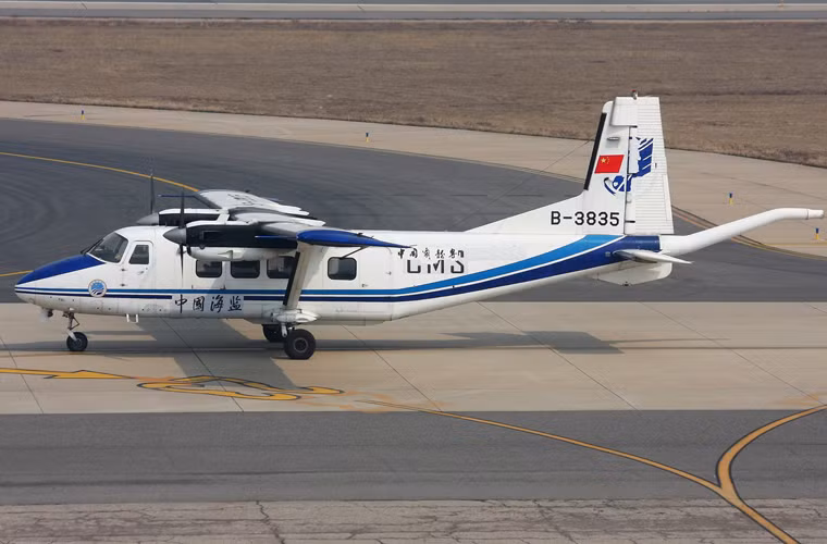 Y-12 dài 18,86m, sải cánh 17,24m, cao 5,68m, trọng lượng cất cánh tối đa 5.300kg. Máy bay có khả năng chở 17 hành khách trong khoang