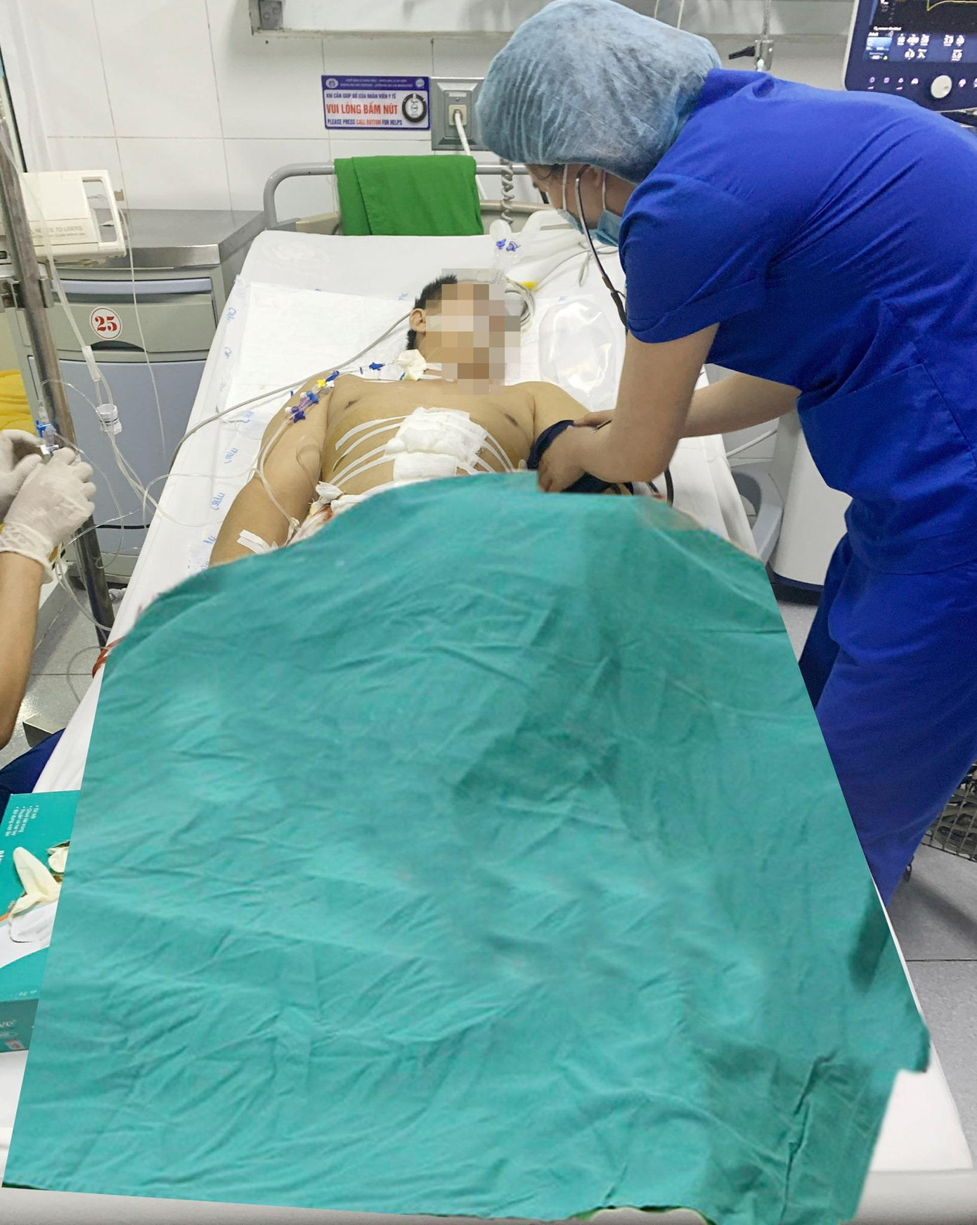 Ông S hôn mê, phải thở máy vì nhiễm trùng, nhiễm độc nặng do xương cá đâm thủng ruột. Ảnh: Thanh Nga