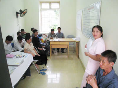 Buổi tư vấn chăm sóc cho người nhiễm HIV tại Bệnh viện Đa khoa Điện Biên. Ảnh: Đỗ Sơn